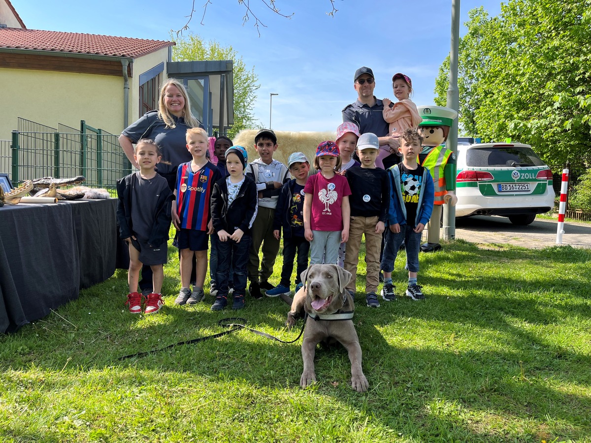 HZA-GI: Zollhund Nabou zu Besuch im Kindergarten