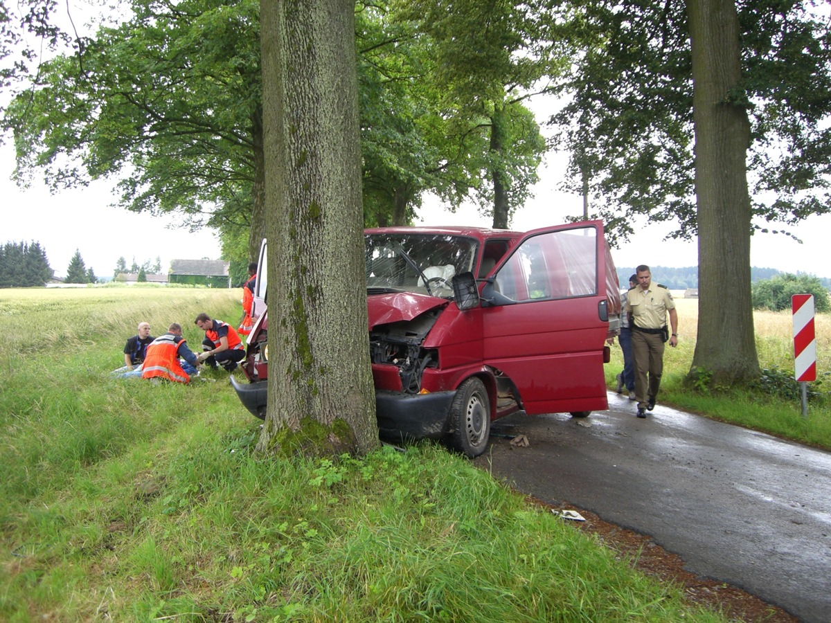 POL-HOL: Kreisstraße 57 - Rumohrtal in Holzminden: Nach Fahrfehler am Baum gelandet - Zwei Schwerverletzte / 10.000,-- EUR Schaden -