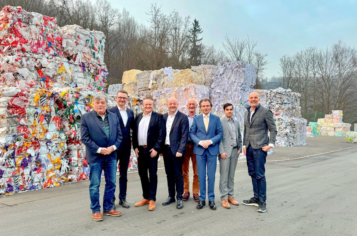 Thuringia’s Minister for Education, Science, and Culture Christian Tischner (CDU) Visits Koehler Paper’s Greiz Mill