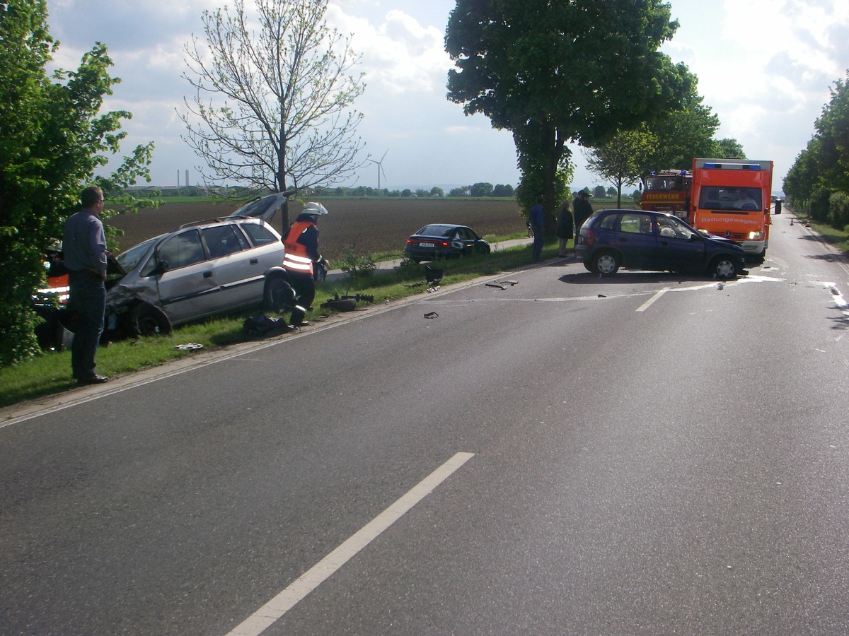 POL-DN: Erheblicher Sachschaden und Verletzte bei Verkehrsunfall auf der B 264