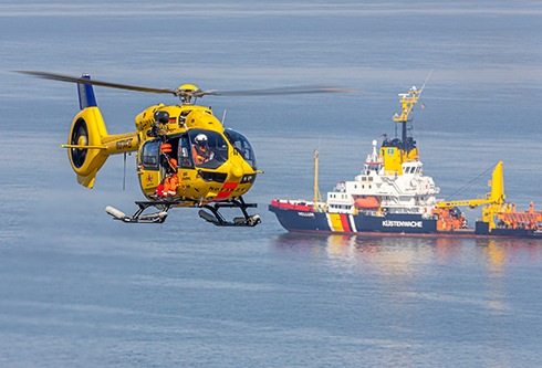 ADAC Luftrettung trainiert Windenrettung in Friesland / Flugmanöver zur Rettung aus Lebensgefahr vom 12. bis 23. April 2021 / Spezialeinsätze auf offener See, am Außenhafen Hooksiel und am Hooksmeer