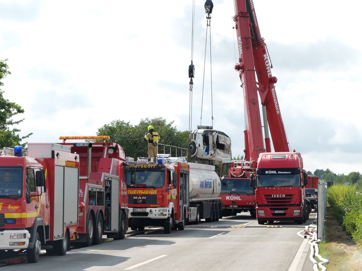 FW-HEI: A23: Gefahrguttransporter stürzt Autobahnböschung hinab und überschlägt sich - Feuerwehren über 17 Stunden im Einsatz -
Abschlussbericht