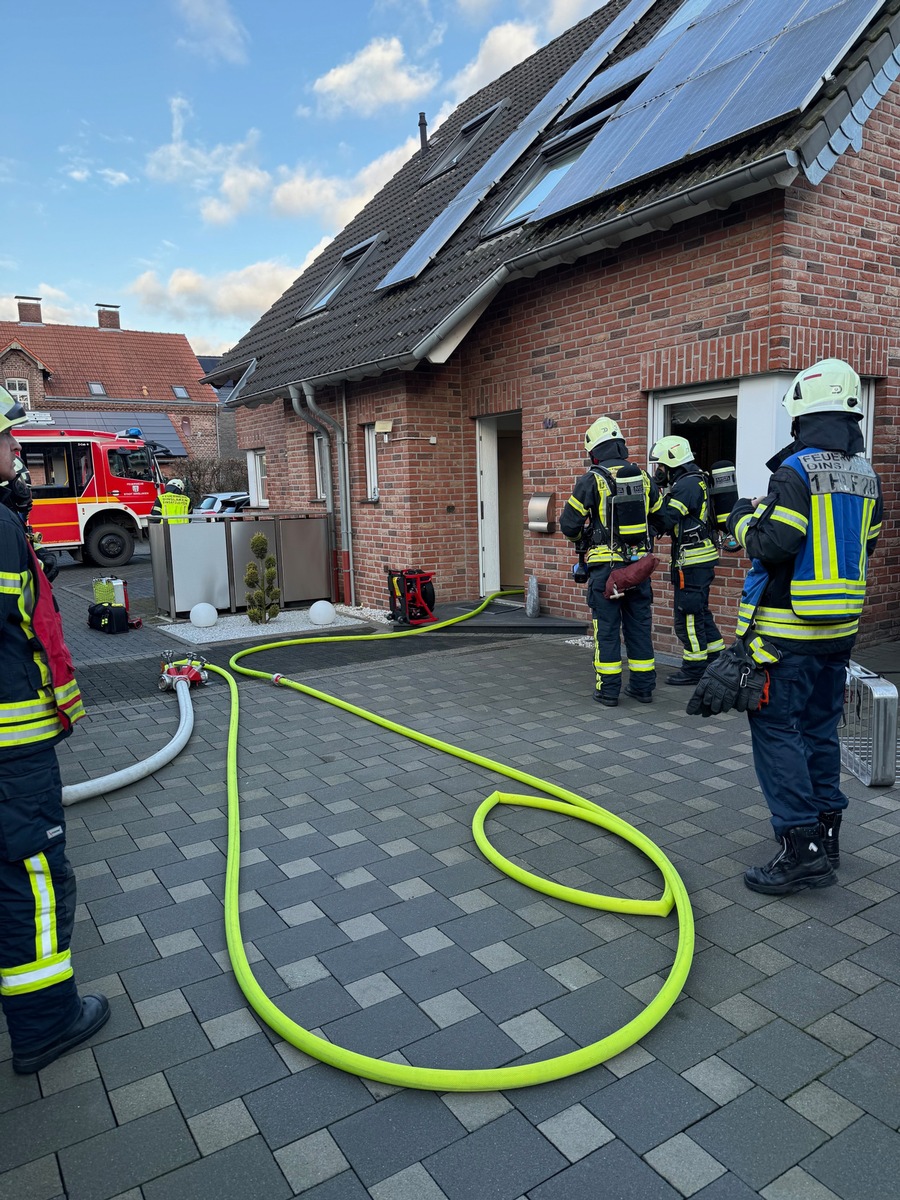 FW Dinslaken: Kellerbrand in einer Doppelhaushälfte