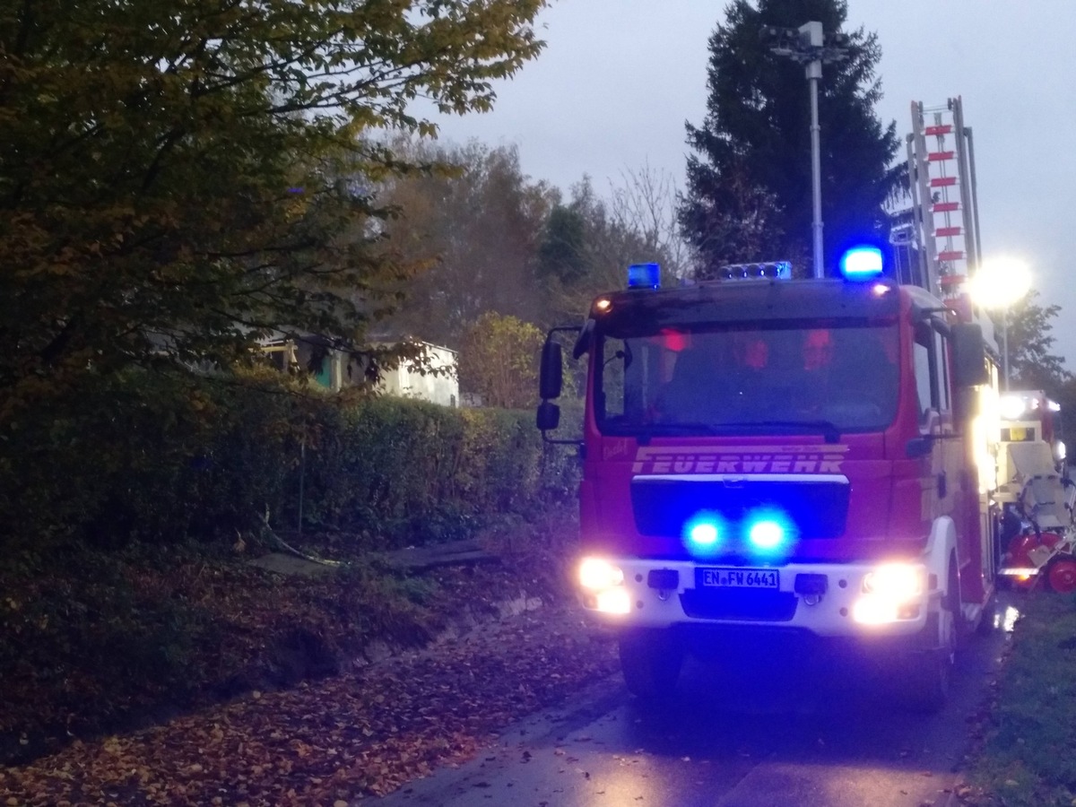 FW-EN: Wetter - Gartenlaube brennt in voller Ausdehnung, Brandmeldealarm und Ölspur am Samstag