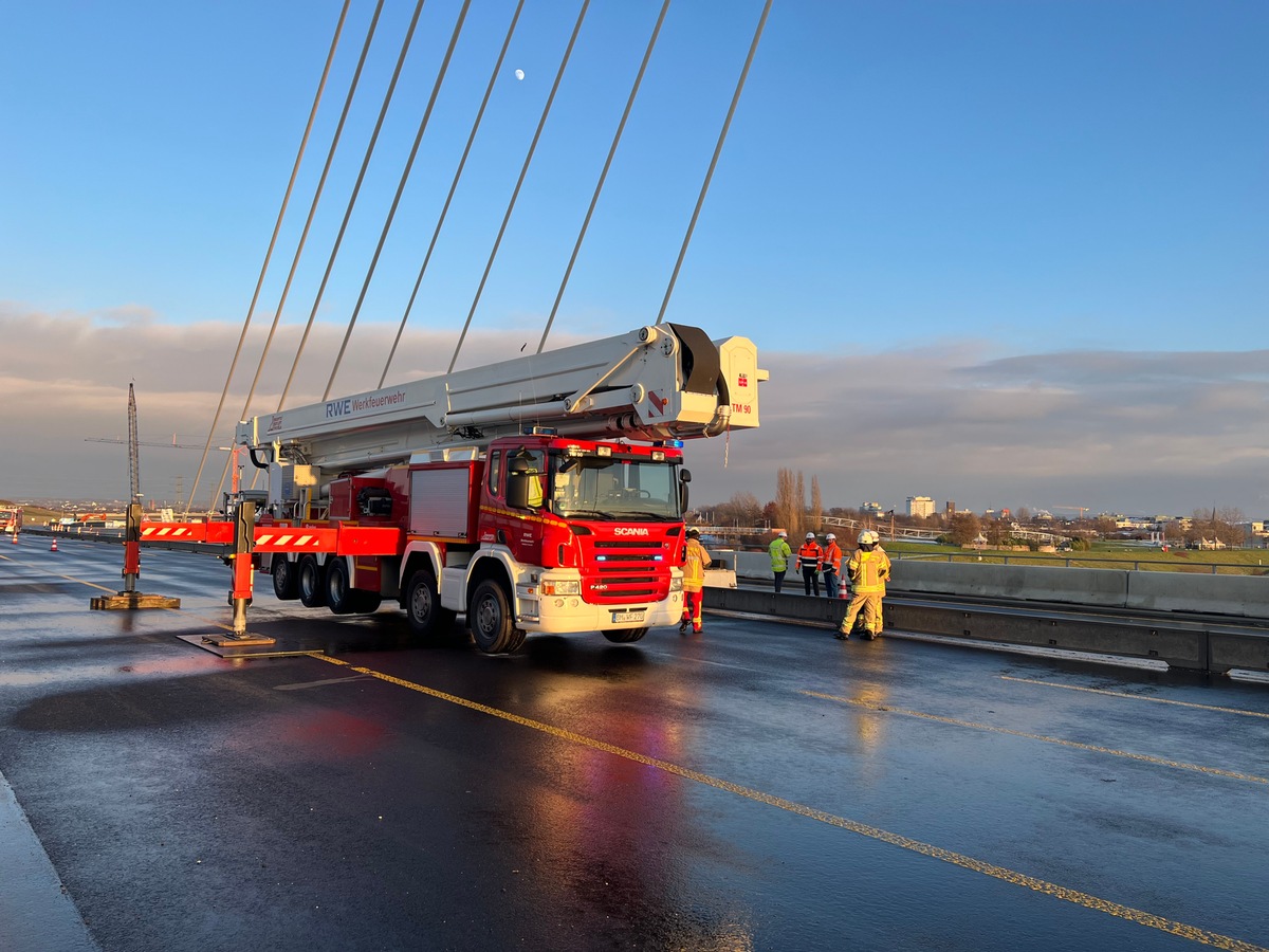 FW-LEV: Eisiger Feuerwehreinsatz auf der Autobahnbrücke Leverkusen