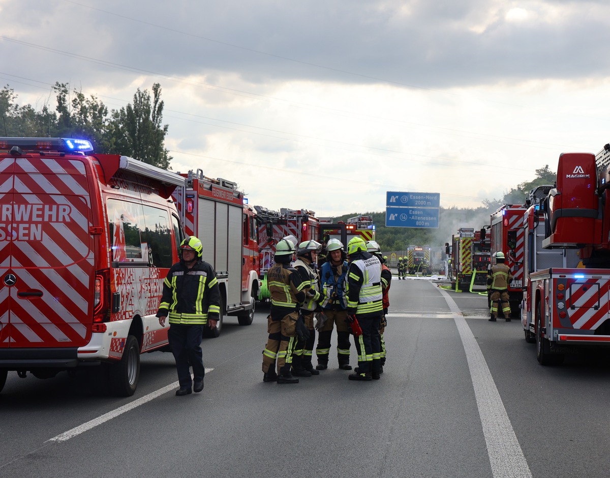 FW-E: Brennender Autokran auf der BAB 42 - Feuerwehren Gelsenkirchen und Essen arbeiten Hand in Hand