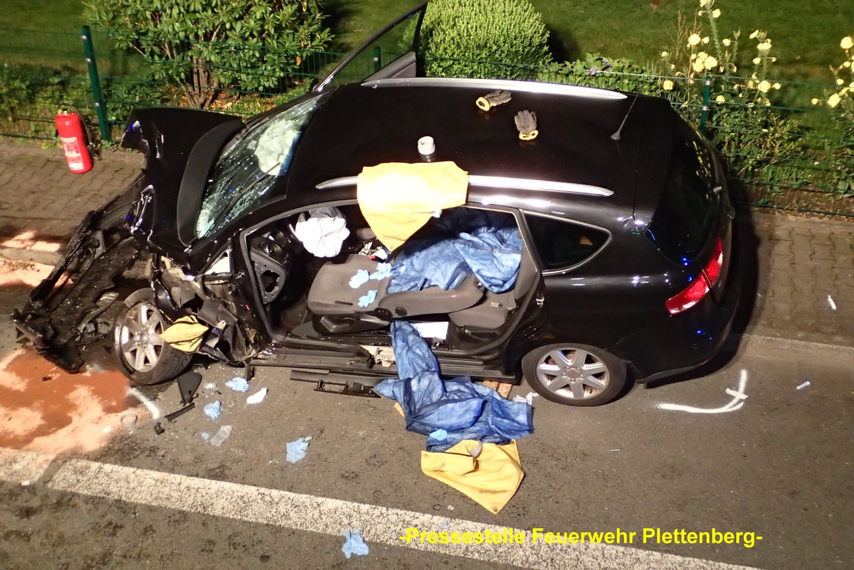 FW-PL: OT-Böddinghausen. Schwerer Verkehrsunfall nach Frontalzusammenstoß mit vier zum Teil Schwerstverletzten, darunter auch zwei Kinder.