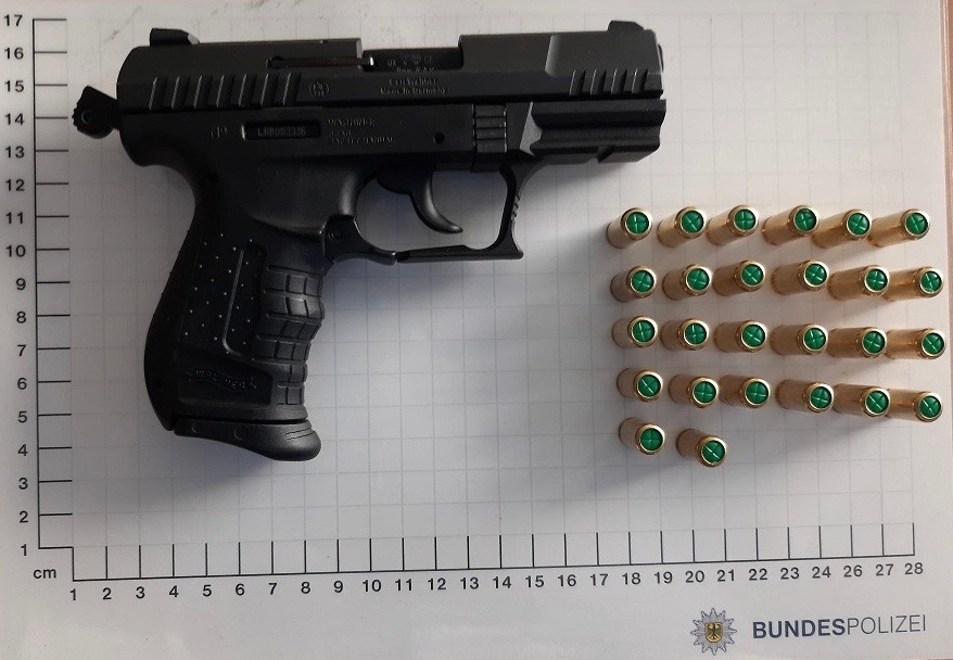 BPOL NRW: Bundespolizisten stellen Waffe und Munition bei 17-Jährigen sicher