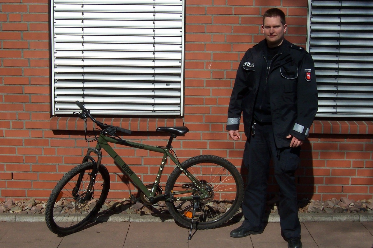 POL-HOL: Hat der Einbrecher neben Fahrradanhänger möglicherweise auch das Fahrrad zurückgelassen? - Polizei fragt: Wer ist der Besitzer dieses Fahrrades? -