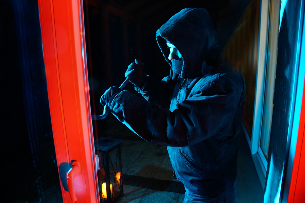 POL-ME: Einbruch in Container: Arbeitsgeräte und Klein-Bagger entwendet - Langenfeld - 2206090