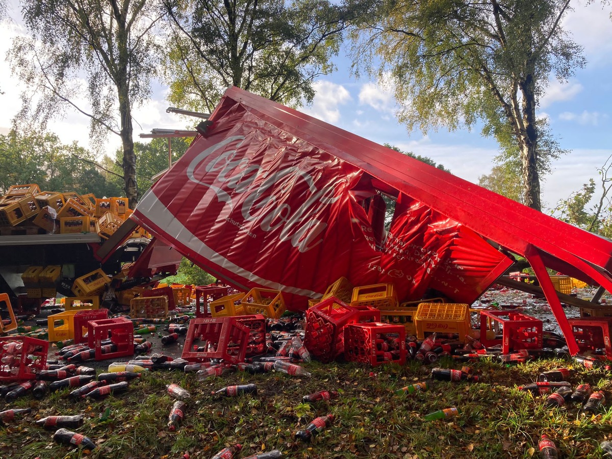 POL-STD: 1. Nissan SUV in Buxtehude entwendet, 2. LKW prallt gegen Baum und verliert dabei große Menge an Getränken