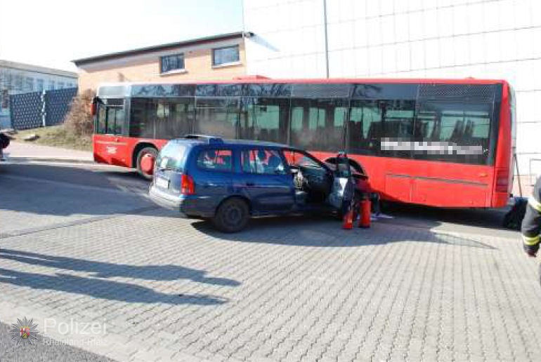 POL-PPWP: Gegen Bus gekracht