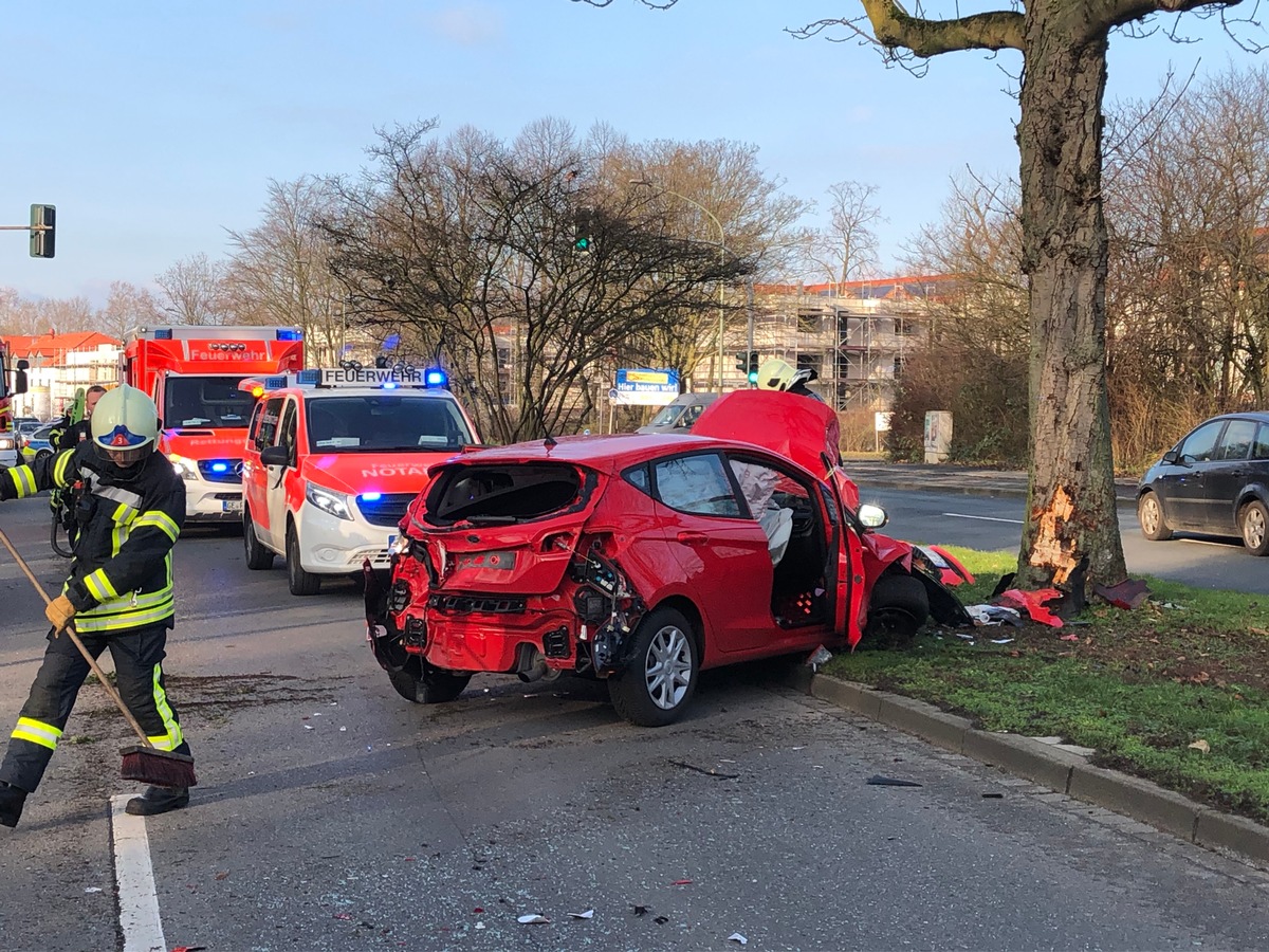 FW-GE: Schwerer Verkehrsunfall fordert zwei Verletzte, eine davon schwer.