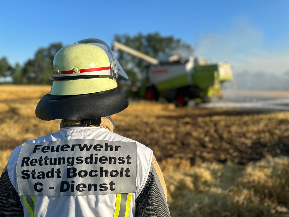 FW Bocholt: Brennender Mähdrescher