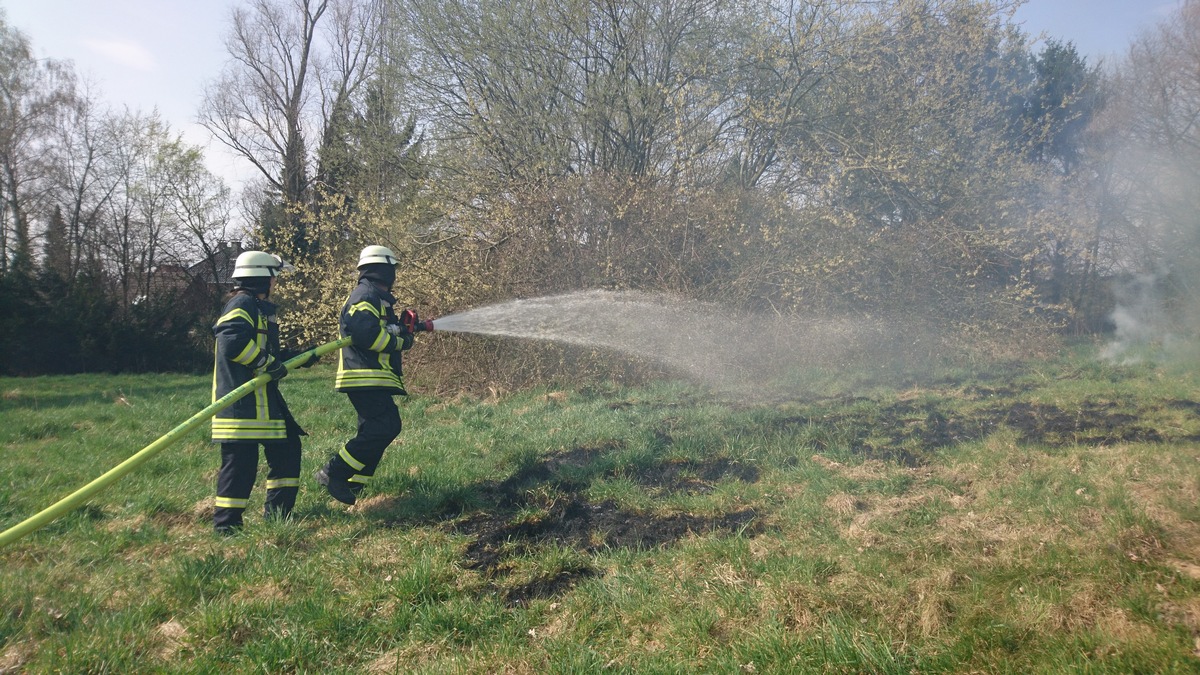 FW-WRN: Verkehrsunfall und Flächenbrand