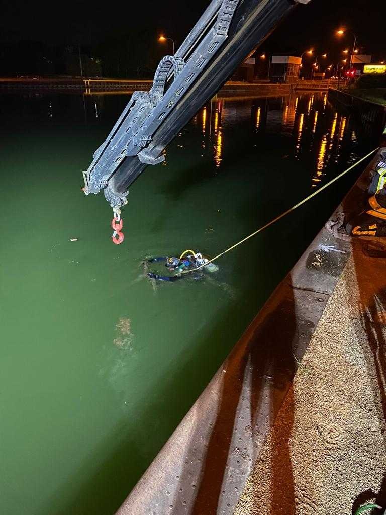 FW-GE: Amtshilfe für die Wasserschutzpolizei - Taucherstaffel der Feuerwehr Gelsenkirchen unterstützt die Bergung eines Pkw aus dem Rhein-Herne-Kanal