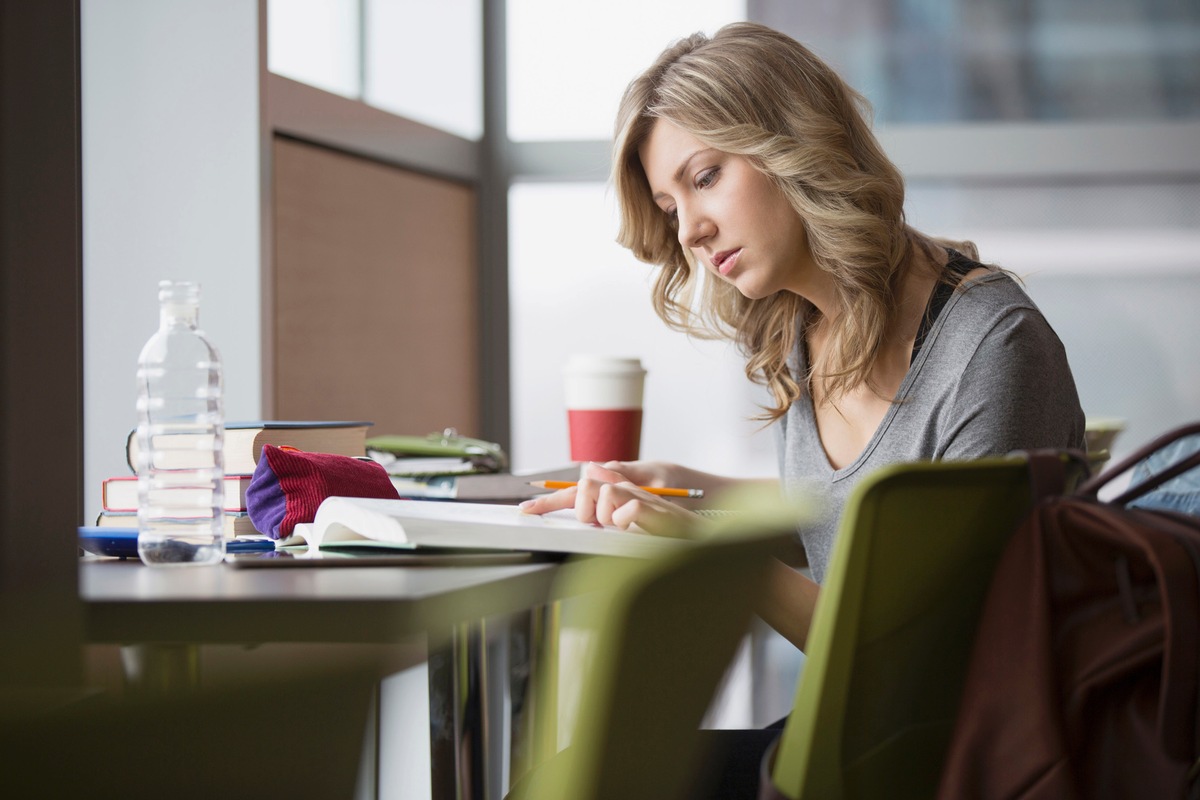 Private Haftpflichtversicherung: ein Muss für alle Studenten / Kaffee auf dem Laptop oder Schlüssel weg - das wird teuer / Die DVAG zeigt, warum privater Haftpflichtschutz für Studenten wichtig ist