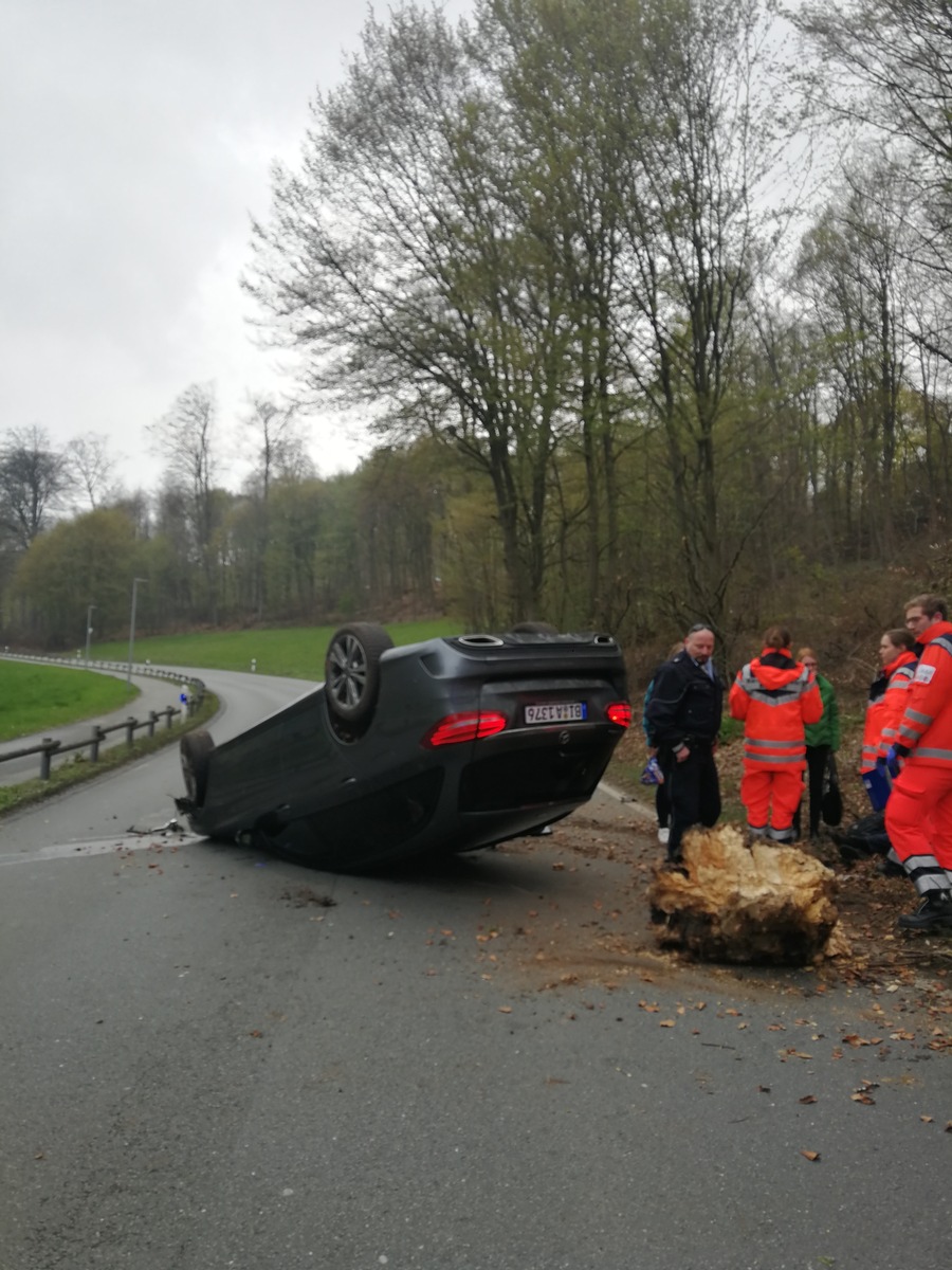 POL-BI: Nach Überholmanöver auf dem Dach gelandet