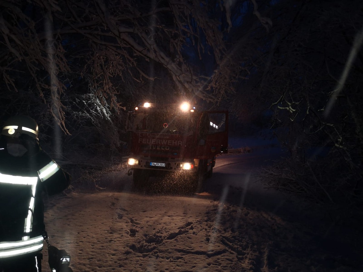 FW-EN: Baum auf der Straße