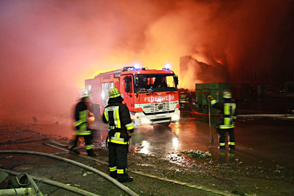 FW-E: Großbrand in einem Recycling-Unternehmen in Essen, II. Fortschreibung