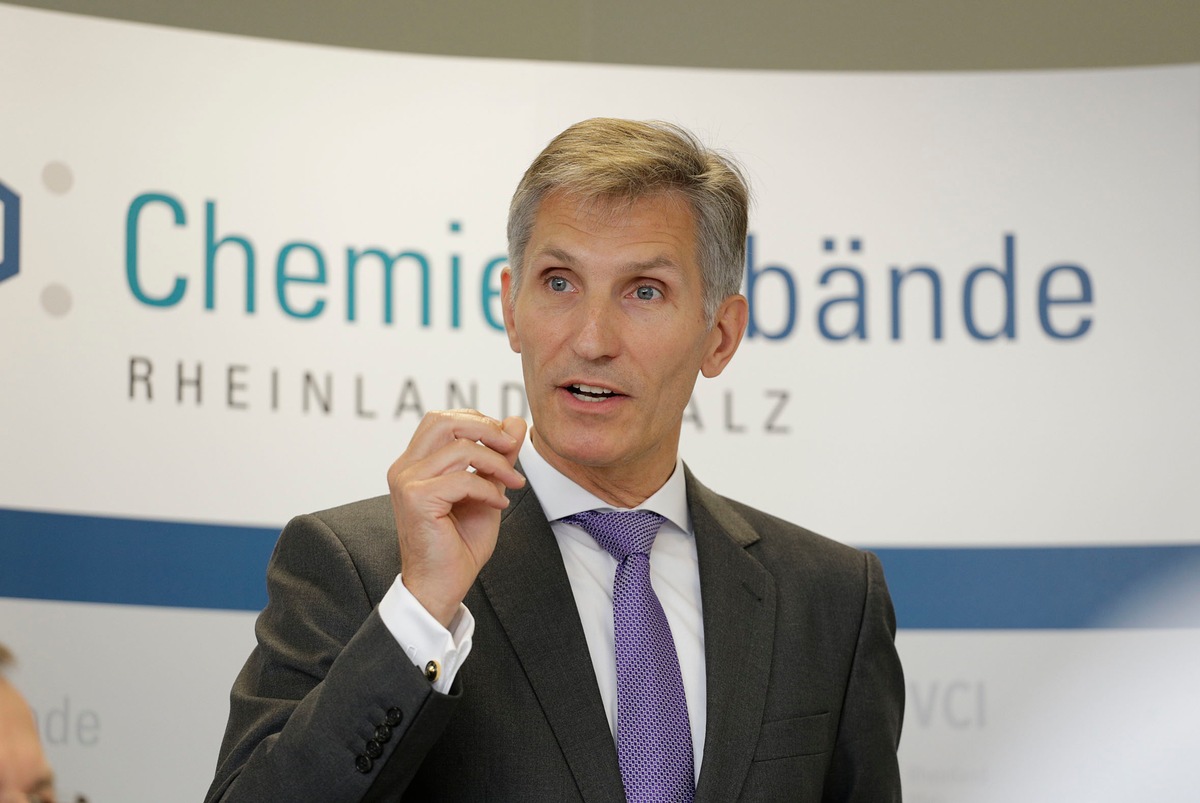 Chemie mit Umsatzminus / 
Schulfach Wirtschaft gefordert