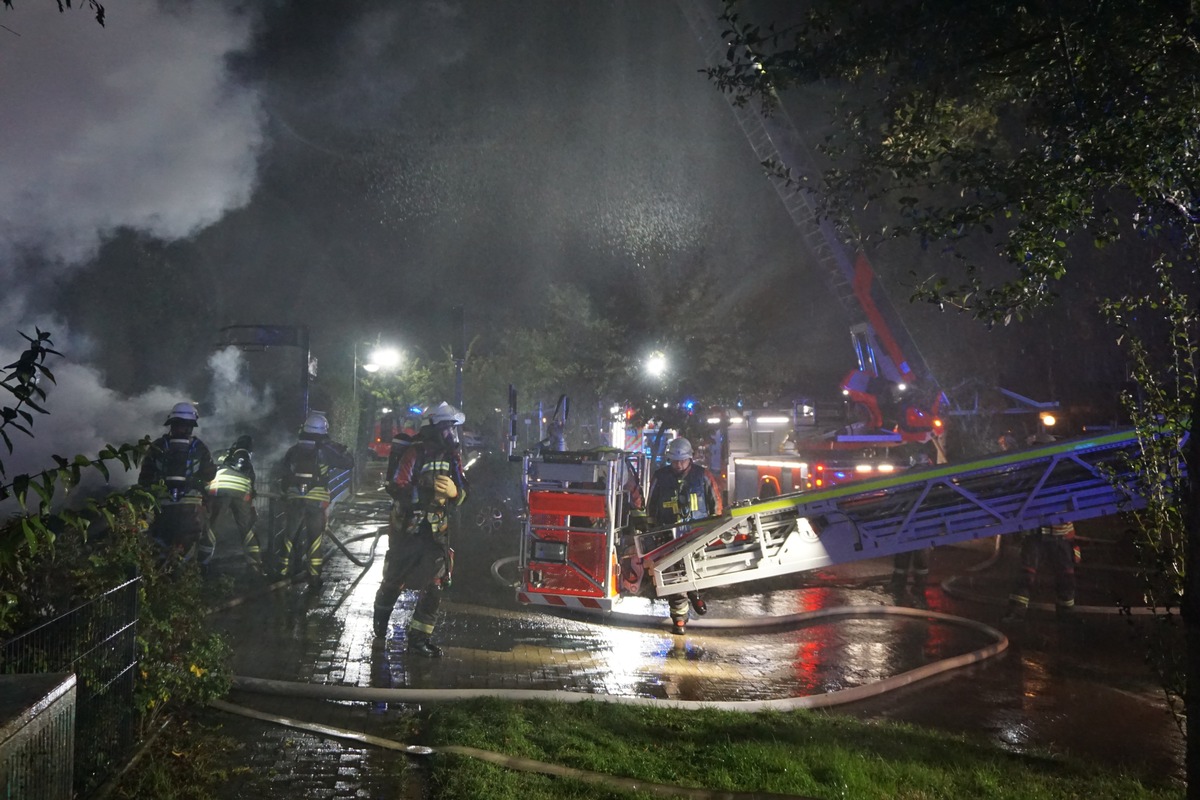 FW Norderstedt: Frieda-Nadig-Stieg - Carportbrand greift auf Endreihenhaus über