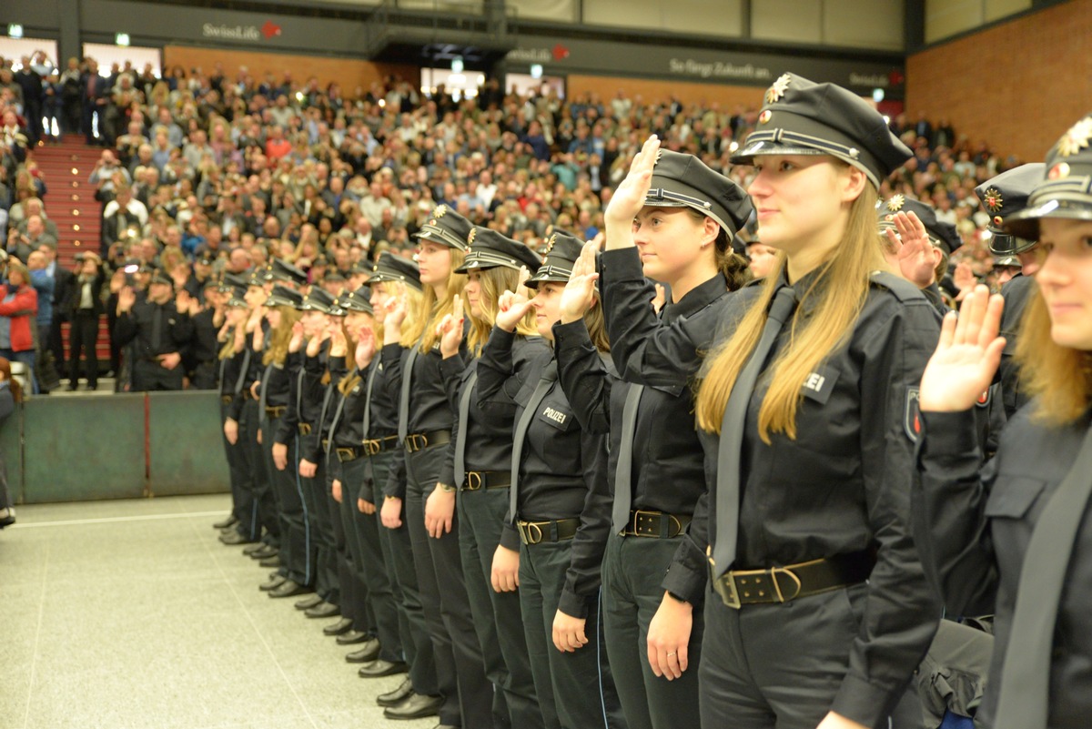 POL-AK NI: Rekordzahl bei der Vereidigung der zukünftigen Polizeikommissaranwärterinnen und -anwärter an der Polizeiakademie Niedersachsen