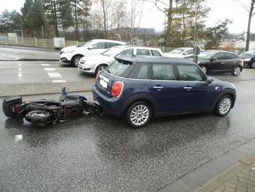 POL-PPWP: Rollerfahrer bei Verkehrsunfall leicht verletzt, Unfallverursacher flüchtig!