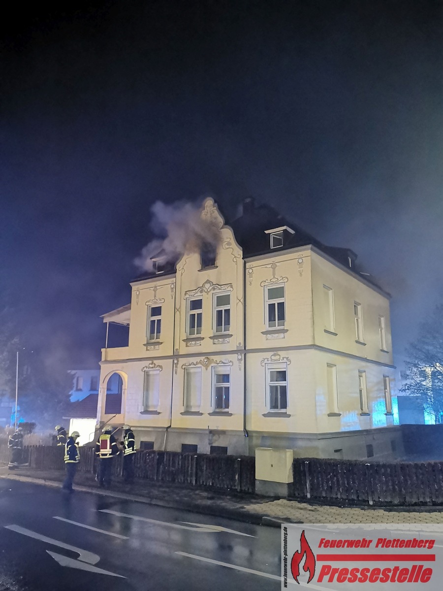 FW-PL: OT-Stadtmitte. Brand in einer Dachgeschosswohnung.