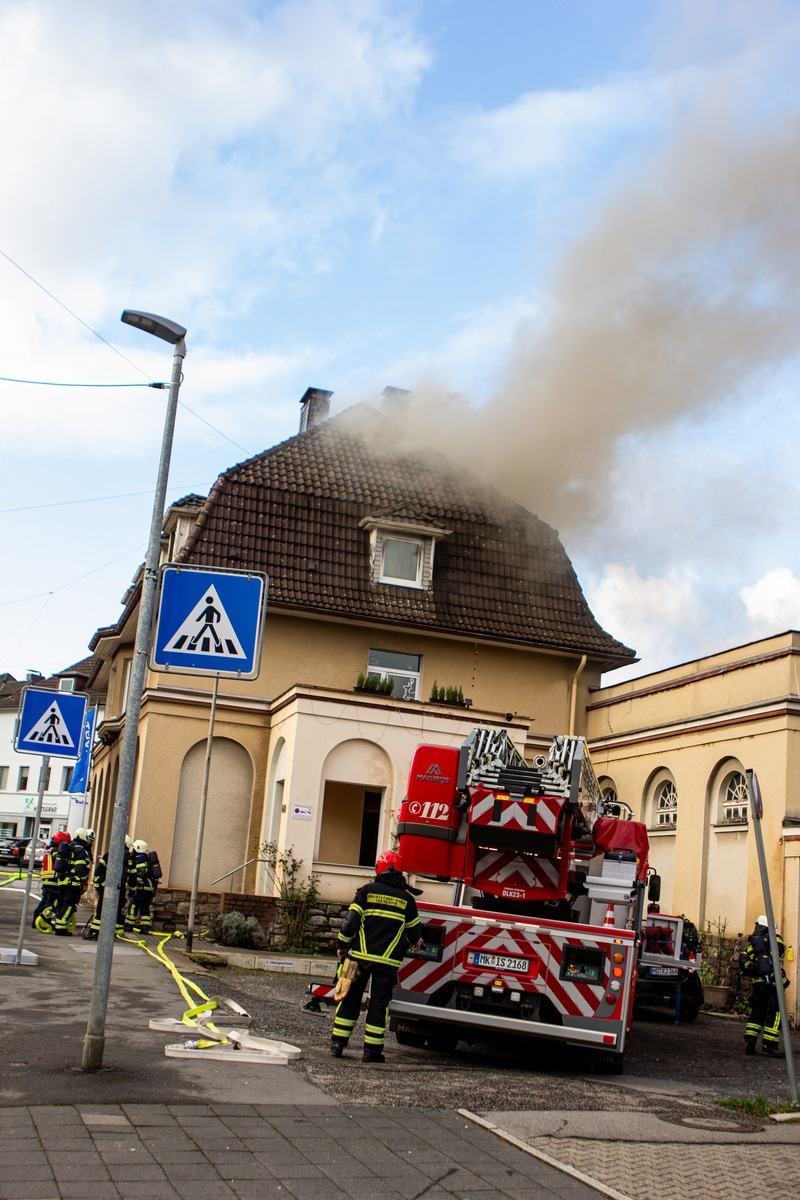 FW-MK: Wohnung wird durch Küchenbrand unbewohnbar