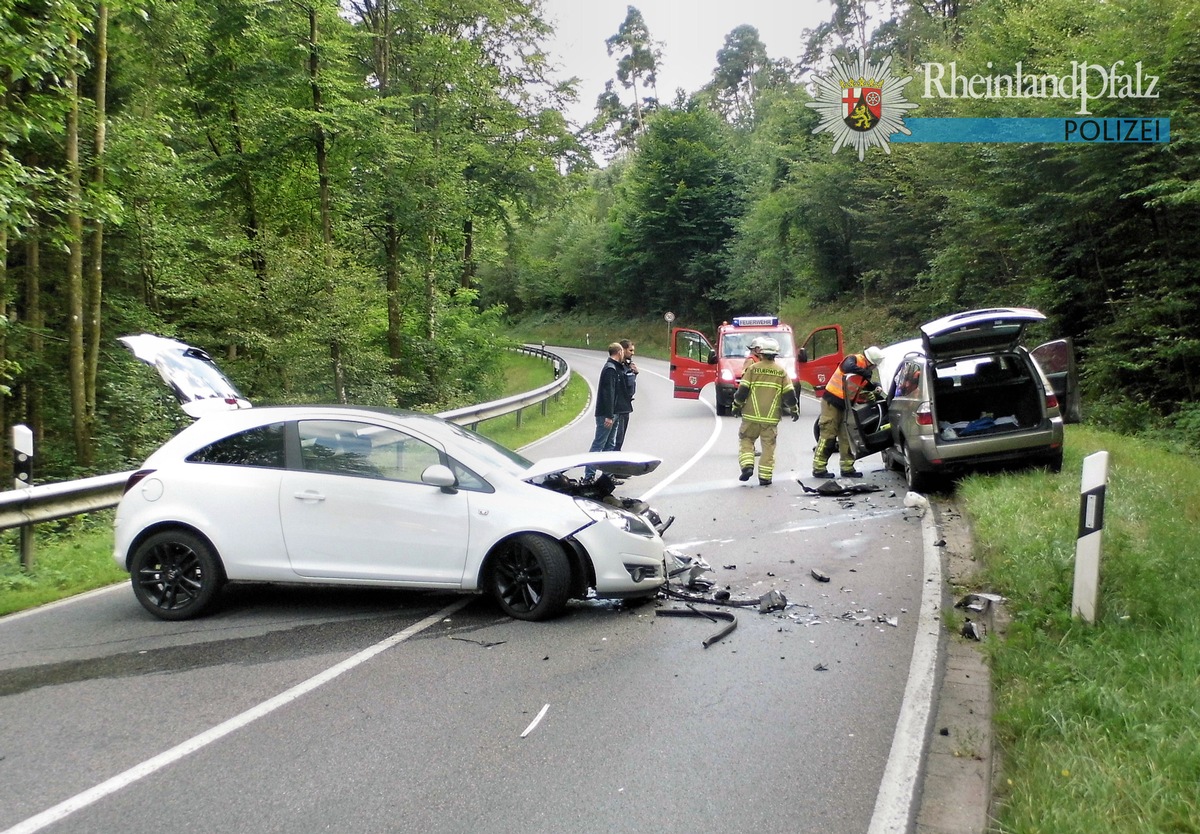 POL-PPWP: Fahrer gerät auf Gegenfahrbahn - zwei Menschen verletzt