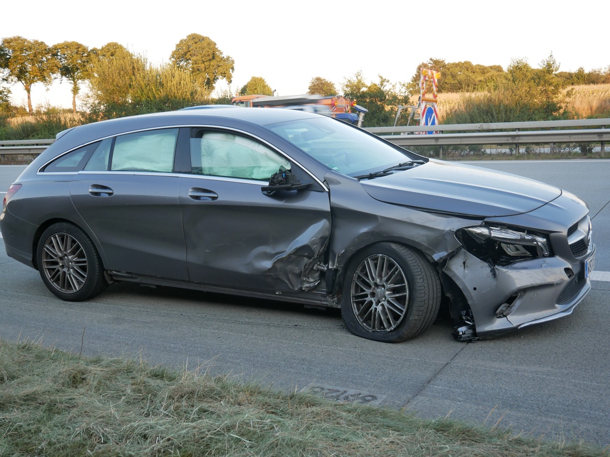 POL-ROW: ++ Hansalinie A1 - Raser provoziert Verkehrsunfall ++ Tabakpfeifen und Rennrad geklaut ++ 48-Jährige nach Sturz mit Rennrad verletzt ++ Hansalinie A1 - Aufmerksame Zeugen melden Alkoholfahrt ++