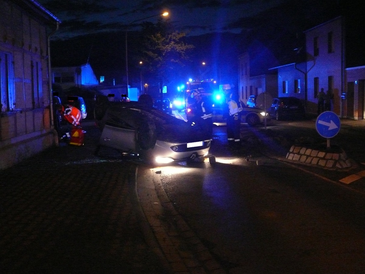 POL-DN: Pkw überschlägt sich an Verkehrsinsel