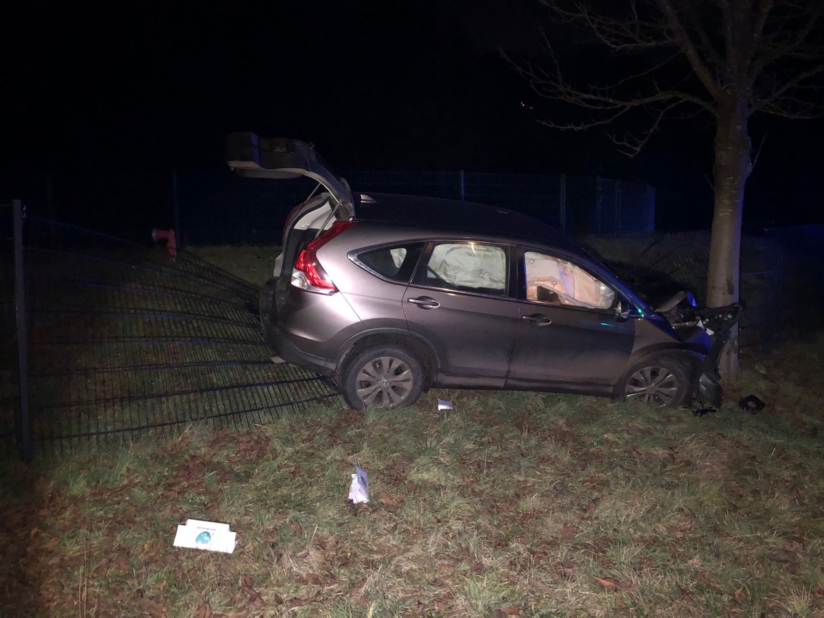 POL-PDKL: Verkehrsunfall / Fahrzeug kollidiert mit Baum