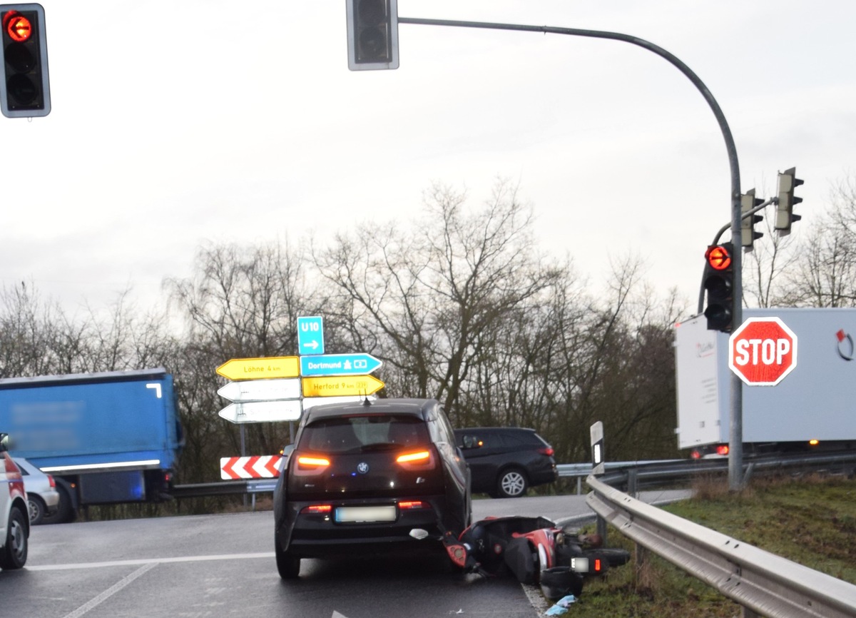 POL-HF: Unfall im Kreuzungsbereich - 19-jähriger Rollerfahrer schwer verletzt