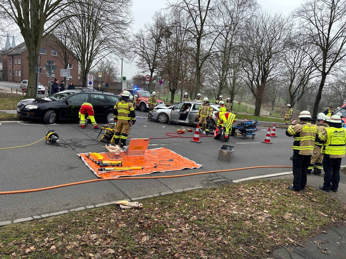 FW Xanten: Verkehrsunfall zwischen zwei PKW - Feuerwehr befreit verletzte Person