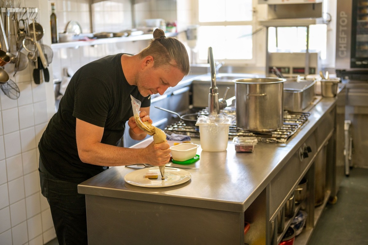 Sternekoch Tobias Buholzer im Interview mit VIER PFOTEN bezüglich Alternativen zu Foie gras