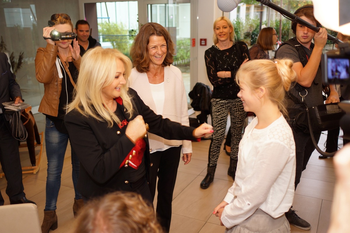 Bonnie Tyler besucht Ronald McDonald Haus München am Deutschen Herzzentrum