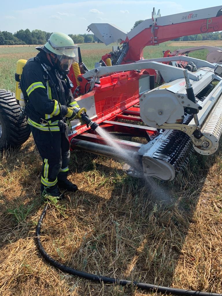 FW-Schermbeck: Anbaugerät eines Treckers drohte in Brand zu geraten