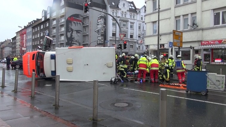 FW-DO: Verkehrsunfall zwischen Rettungswagen und PKW,
Vier Personen verletzt in Kliniken transportiert