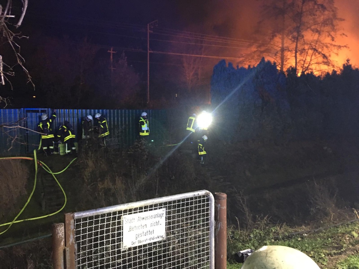 FW-RE: Einsatzbilanz zum Jahreswechsel 2018/2019: Rettungsdienst verbringt ruhigere Nacht, Feuerwehr im Einsatz