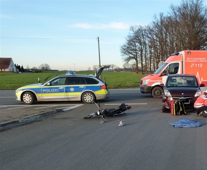 POL-MI: Mofa-Fahrer (15) schleudert gegen Windschutzscheibe