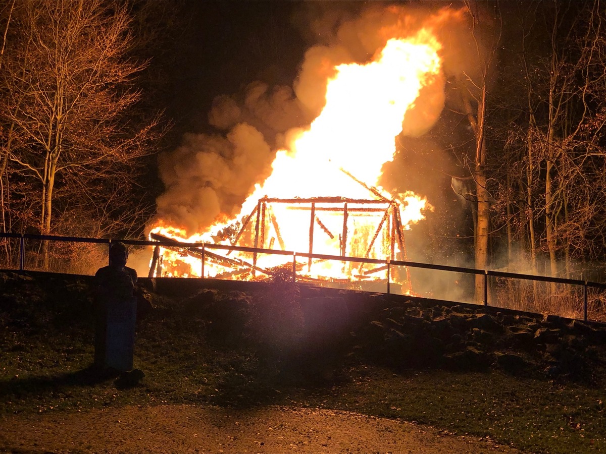 POL-LIP: Detmold. Bandelhütte abgebrannt.