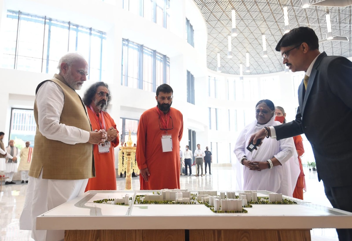 Die indische humanitäre und spirituelle Persönlichkeit Mata Amritanandamayi (Amma) hat in Anwesenheit von Narendra Modi am 24.8. ihre 2.400-Betten-Klinik Amrita Hospital Faridabad in Delhi eröffnet