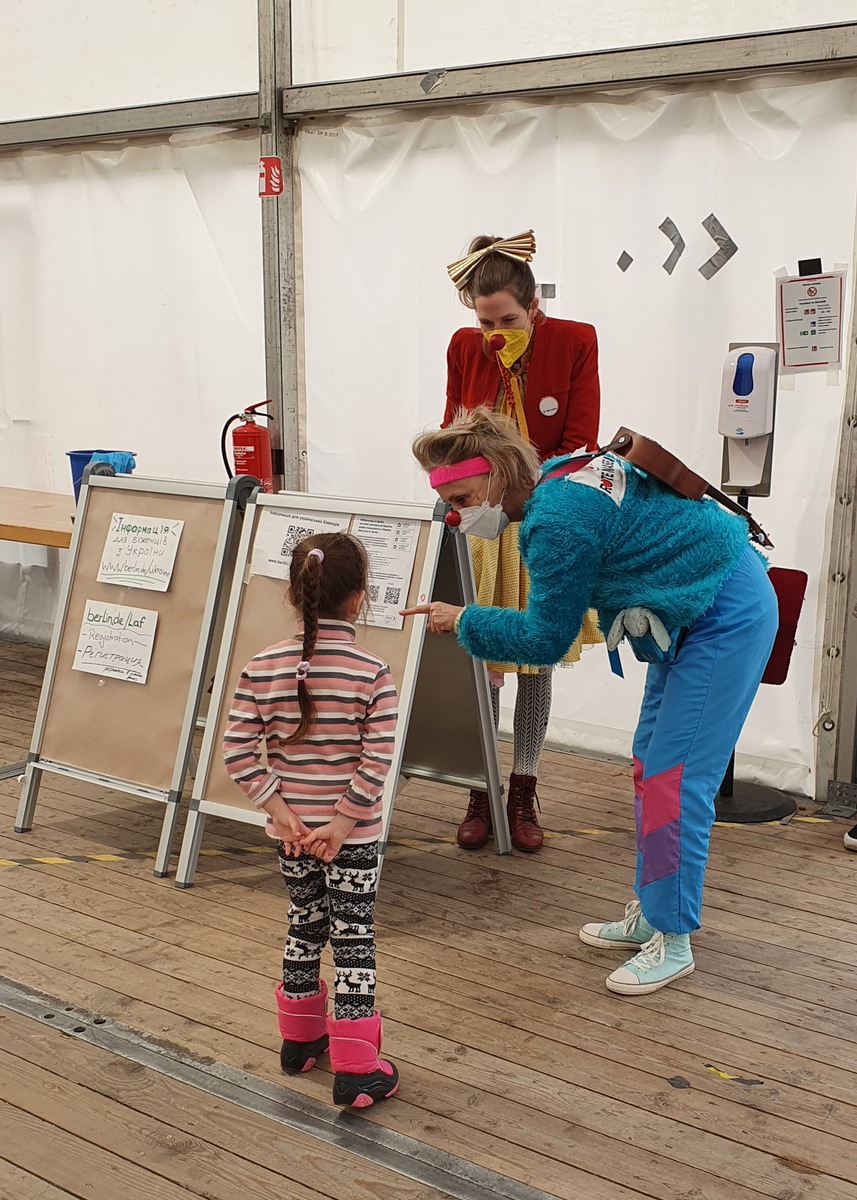 ROTE NASEN Clowns helfen geflüchteten Kindern aus der Ukraine am Berliner Hauptbahnhof