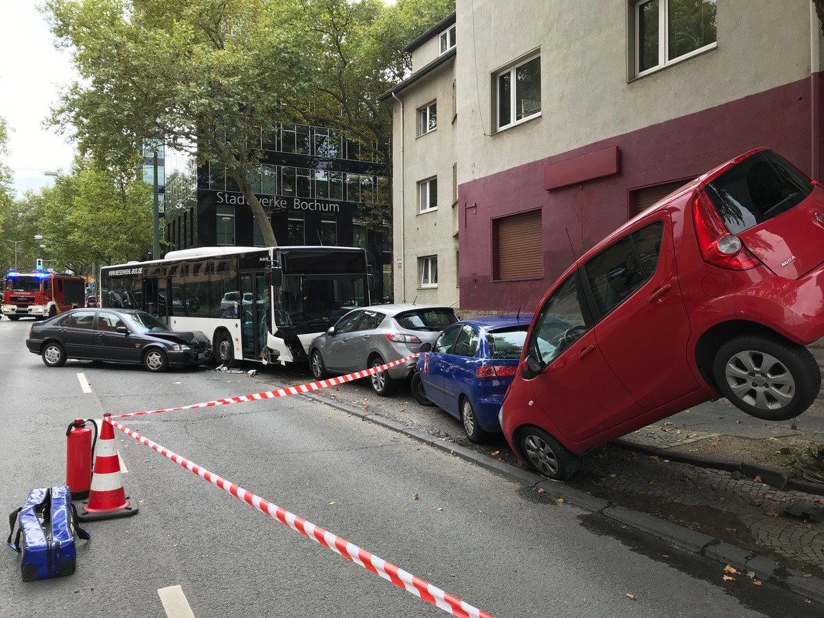 FW-BO: Verkehrsunfall: Fahrerloser Bus kollidiert mit mehreren PKW