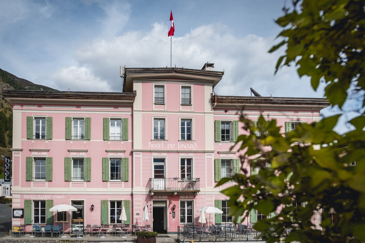 ICOMOS met à l&#039;honneur l&#039;Engadine et le Valais: L&#039;hôtel Piz Linard à Lavin est l&#039;hôtel historique et l&#039;auberge Godswärgjistubu à Albinen le restaurant historique de l&#039;année 2018