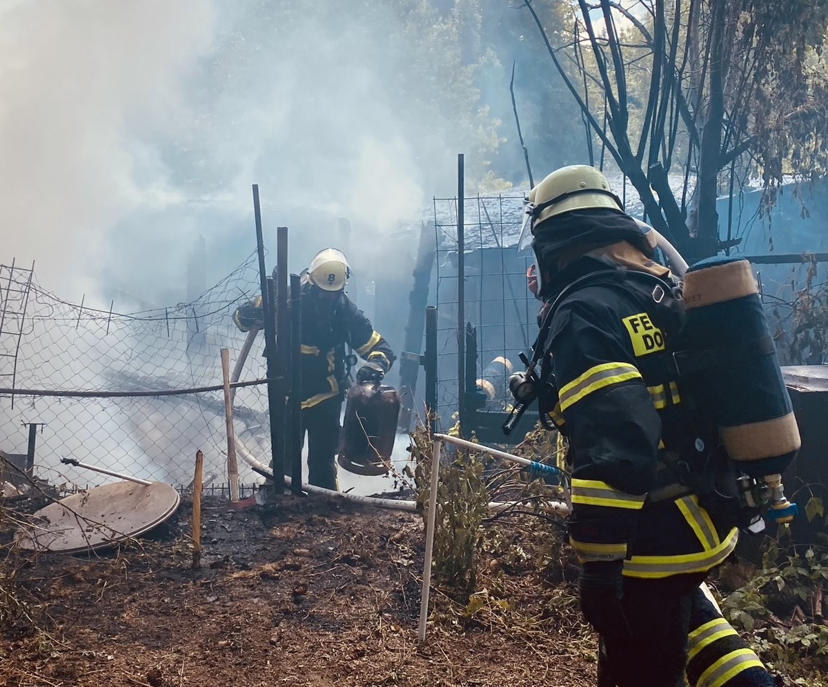 FW-DO: Gartenlaube brennt komplett aus