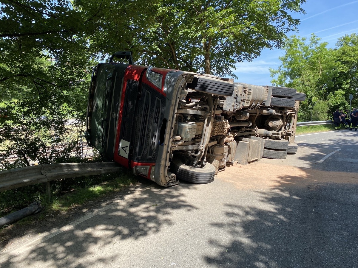 POL-PDKL: LKW in Kurve auf Leitplanke gelandet