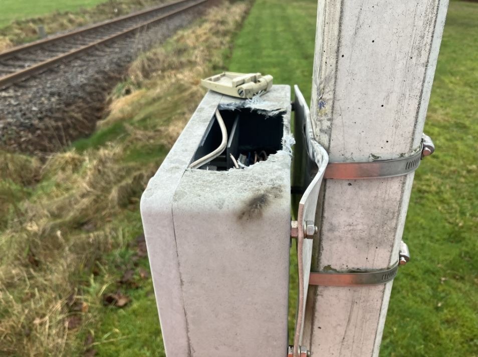 POL-ROW: ++ Elektrik am Bahnübergang durch Feuerwerk beschädigt ++ Mit Haftbefehl und ohne Führerschein auf der A1 unterwegs ++ Unbekannte brechen Firmentransporter auf und entwenden Werkzeuge ++